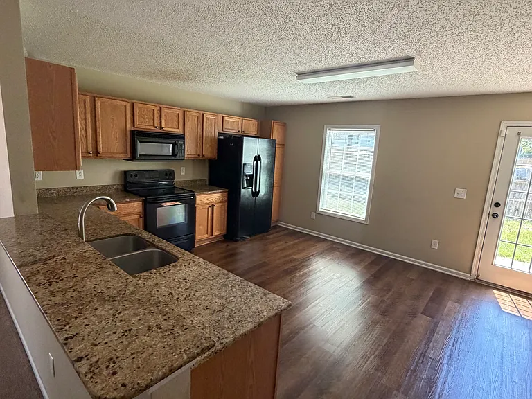 217 Windsorcrest Rd — Photo 3