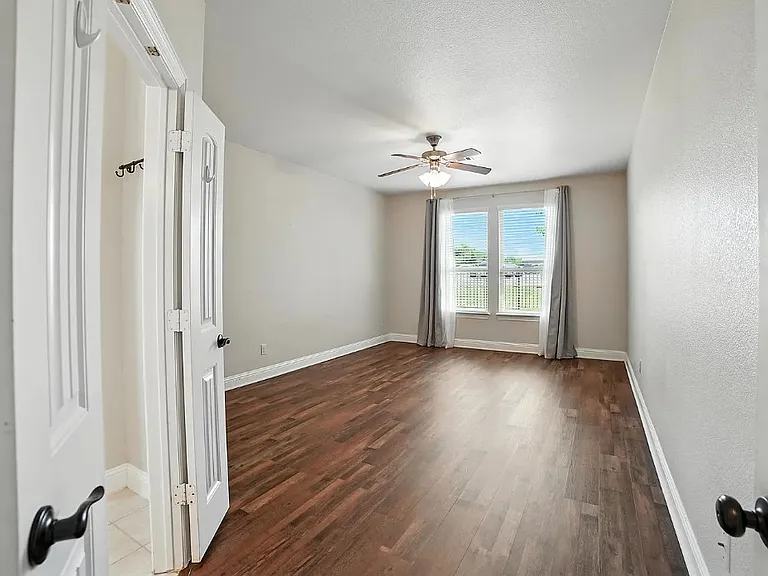 2404 Sabine Cir — Photo 17