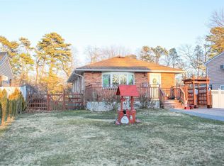 1073 Callahan St, Bay Shore, NY 11706