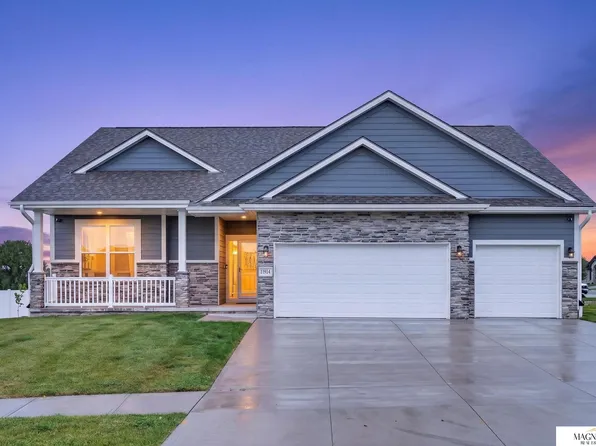 11914 Horizon Dr, Papillion, NE 68046