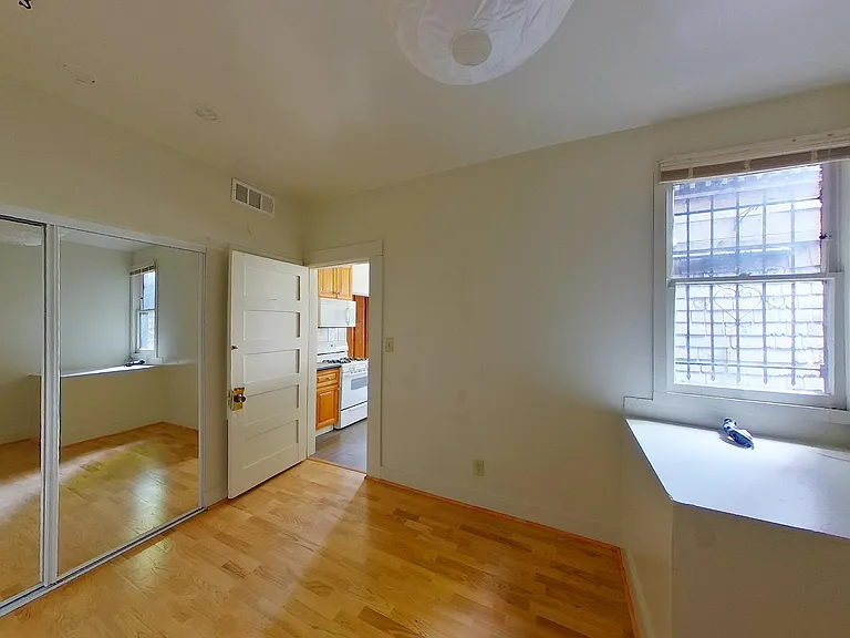 2549-2555 Benvenue Ave — Photo 12