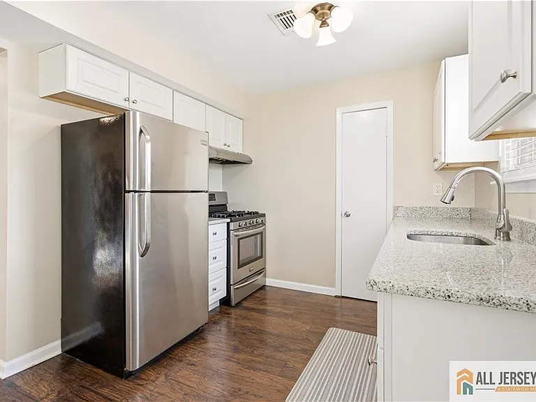 609 N Oaks Blvd — Photo 5