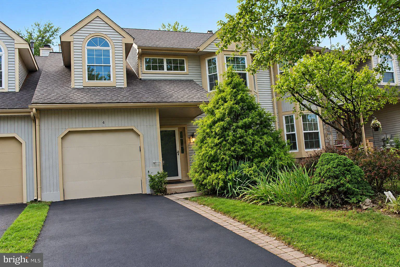 3 bed, 2.5 bath, 2206 sqft, $3,300 — Photo 1