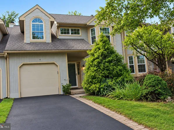4 Spruce Ct, Newtown, PA 18940