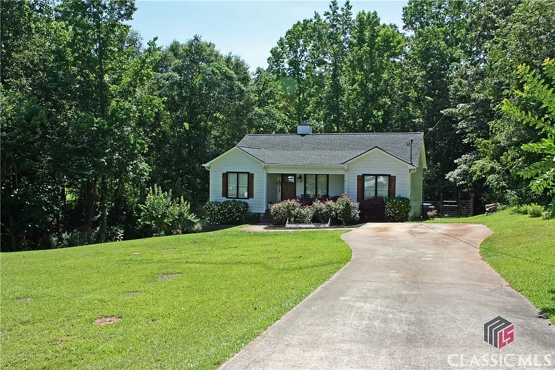 1100 Pine Hill Circle photo 1