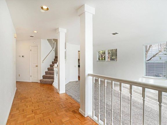 4th image of 26 Castle Hill Ct