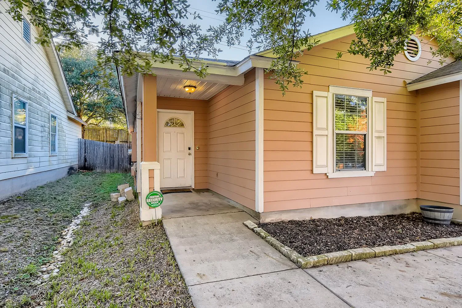 3 bed, 1343 sqft, $2,250 — Photo 2