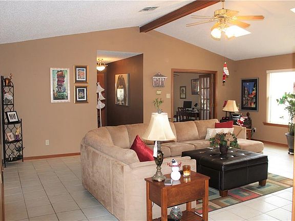 5th image of 118 Willow Wood Dr