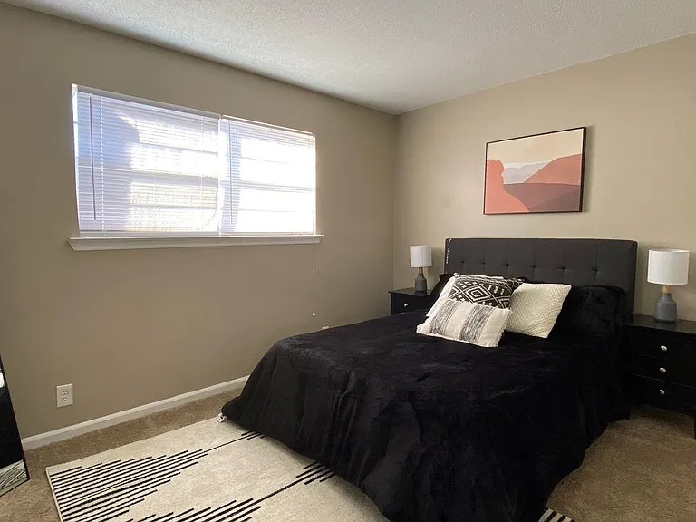 Hillcrest Apartments — Photo 28