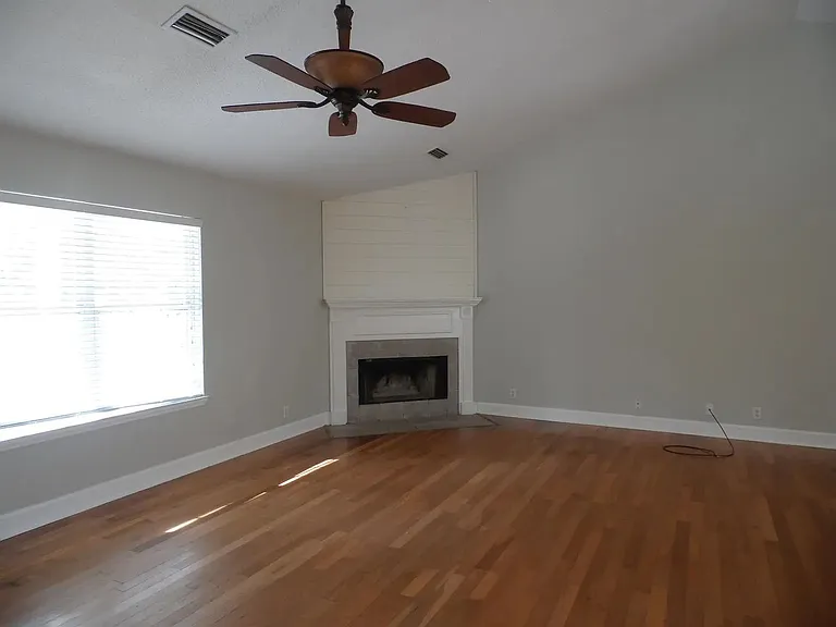 147 Royal Dr — Photo 4