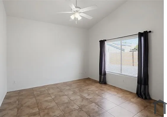 948 E Laredo St — Photo 15