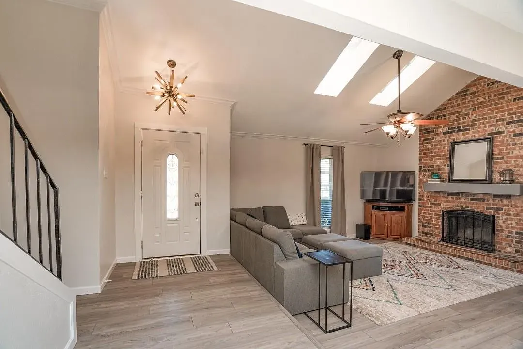 4 bed, 2084 sqft, $2,895 — Photo 3