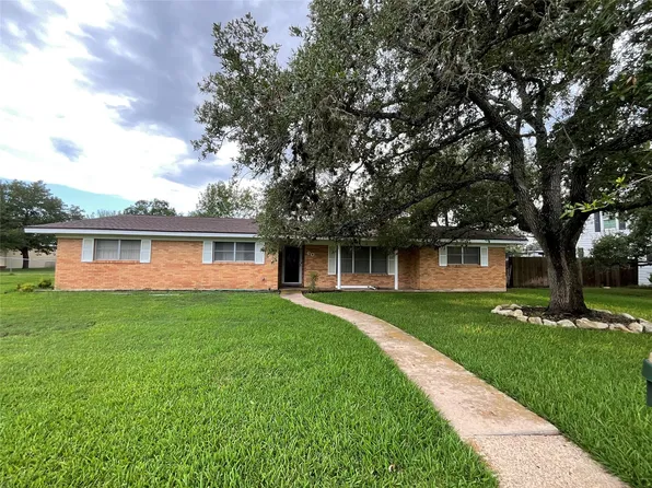 605 3rd St, Cuero, TX 77954