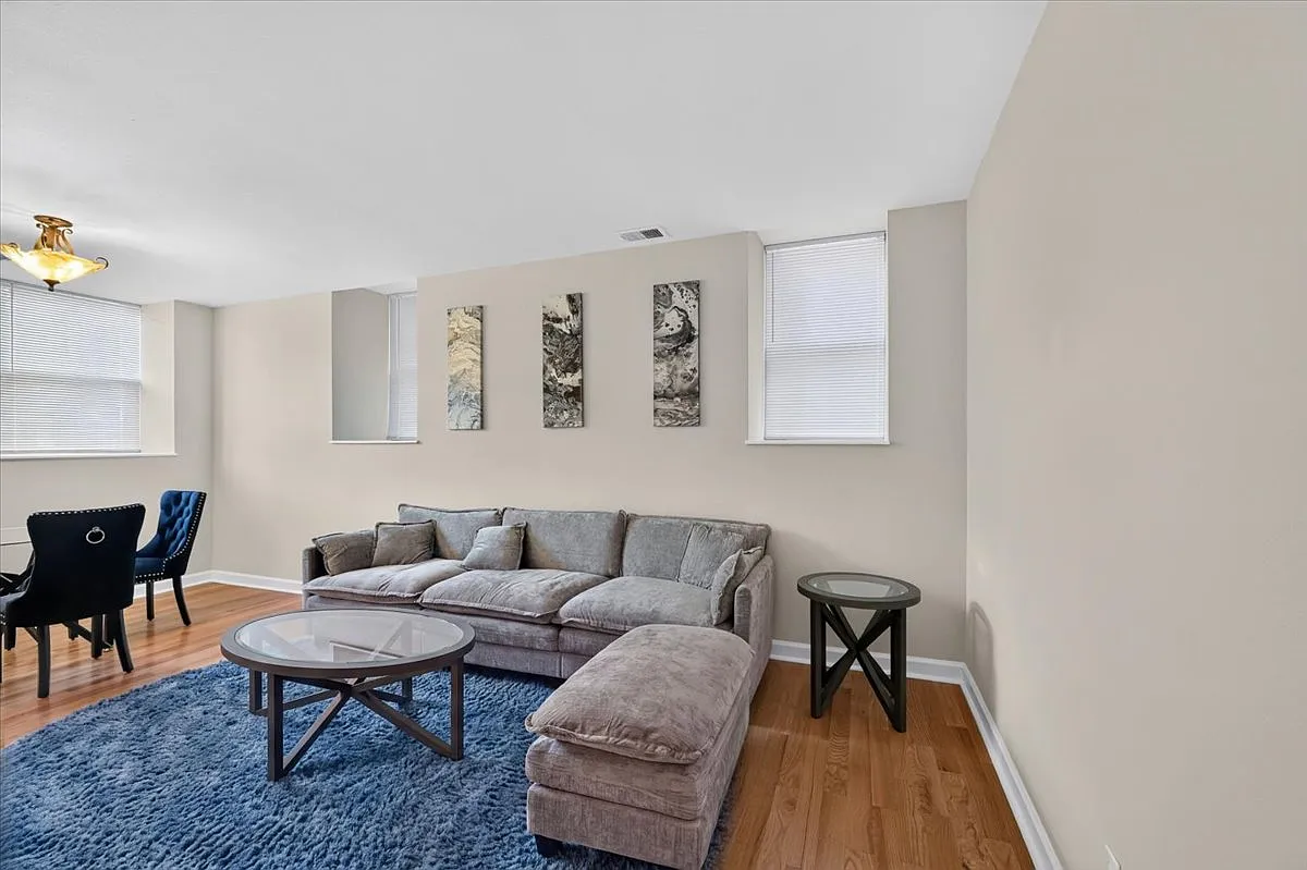 2 bed, 945 sqft, $1,850 — Photo 3