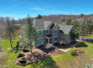 18 Old Schoolhouse Rd, Asbury, NJ 08802