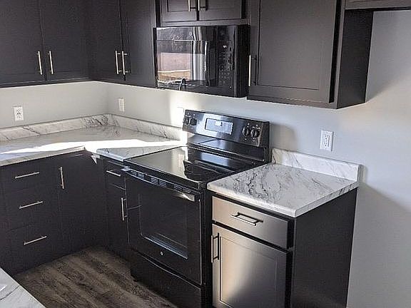 Kitchen:all black appliances