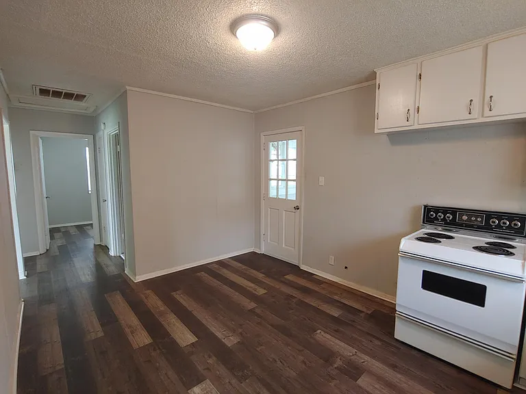 408 Willow Dr — Photo 5