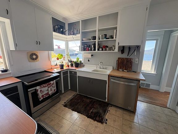 4th image of 838 Harding St