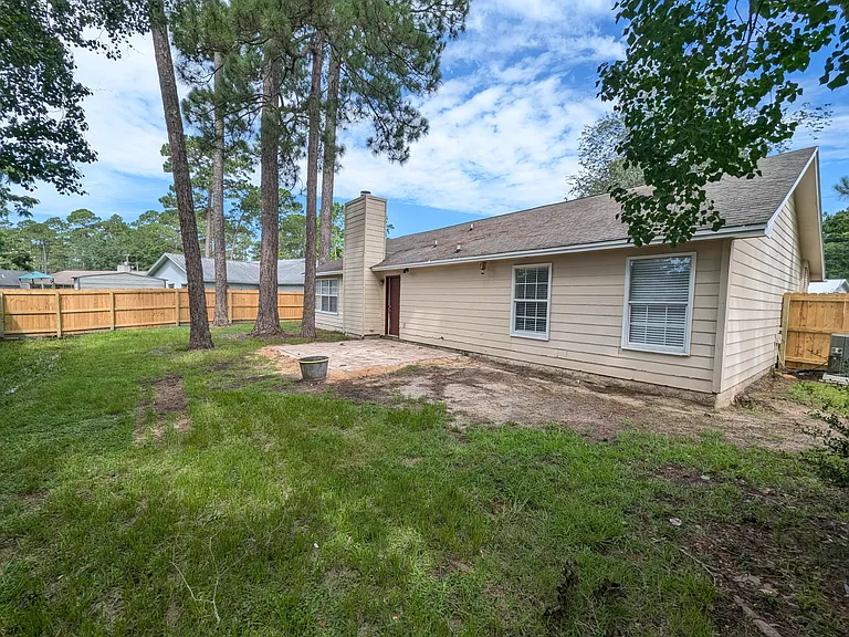 1625 Campbell Dr N — Photo 23