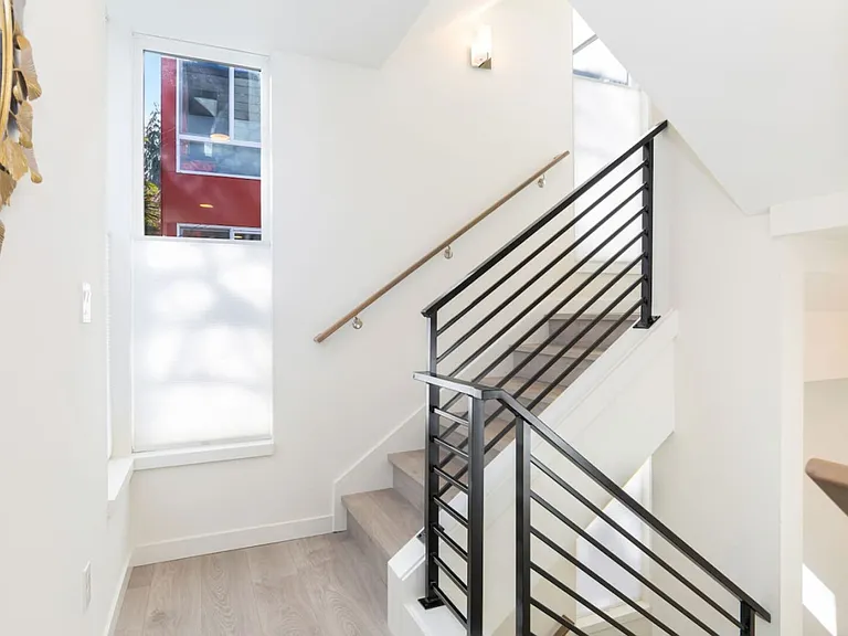 E Howell St — Photo 24