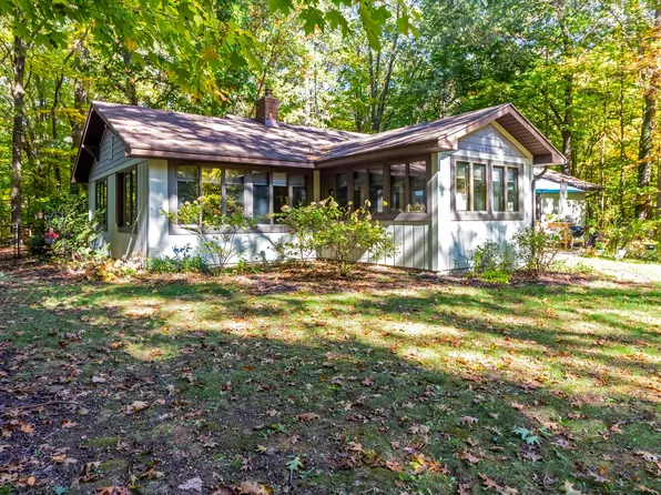 6565 Riverside Rd, Fennville, MI 49408