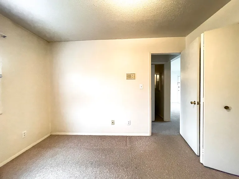 Hollyglen Apartments - Your Next Home in the Heart of Yorktown Schools — Photo 21