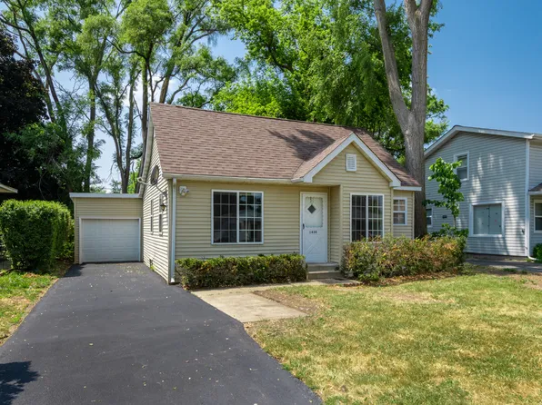 1430 Ridgeway St, Round Lake, IL 60073