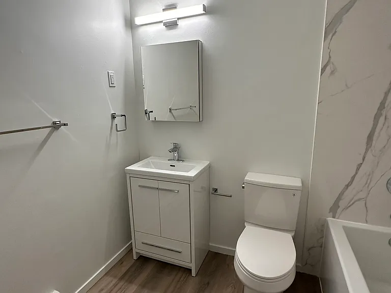 925 Chancellor Dr — Photo 10