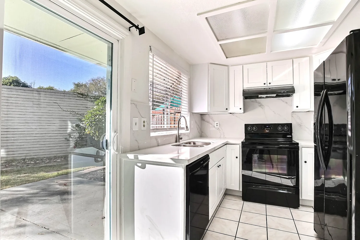 2 bed, 1042 sqft, $3,400 — Photo 3