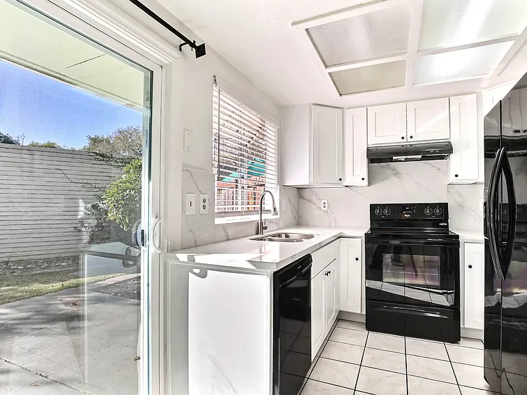 1087 Rymar Way — Photo 3