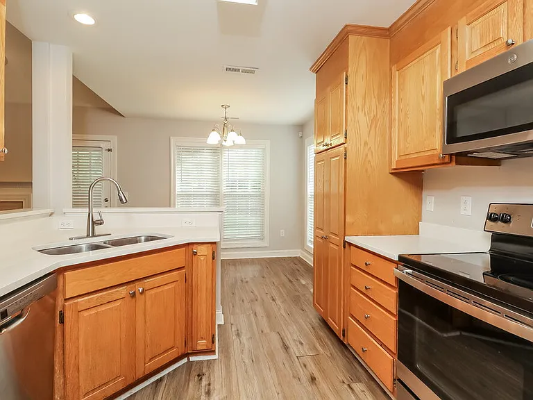 1052 Enderbury Dr — Photo 8