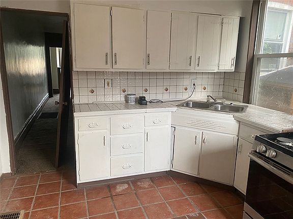 5th image of 2230 Webster Ave