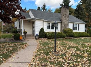 155 Ambleside Dr, Lockport, NY 14094