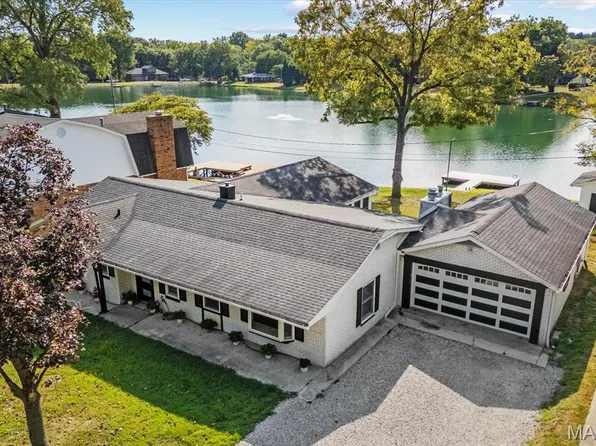 32 Lakeshore Dr, Belleville, IL 62220