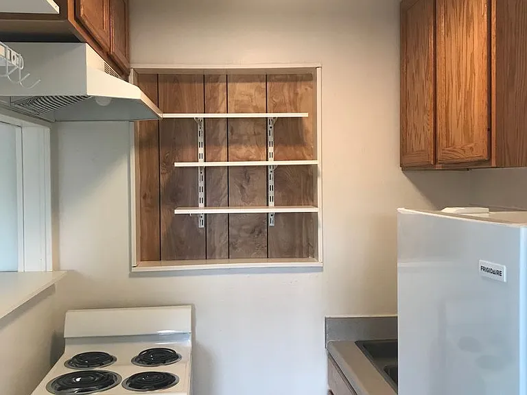 335 SW 4th St — Photo 2