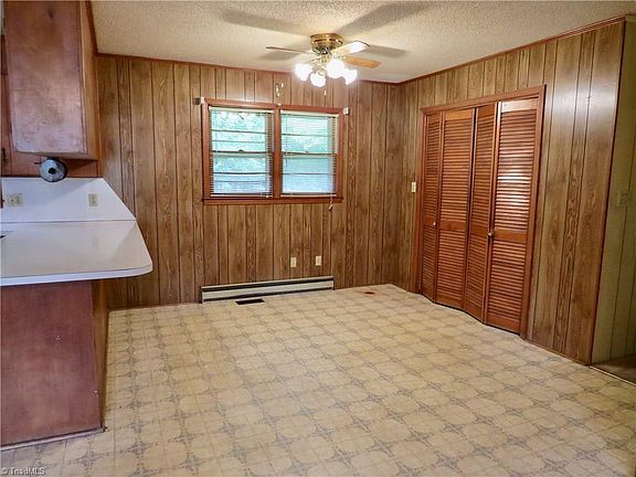 3rd image of 806 Poplar St