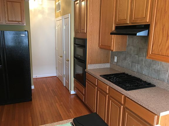 Gourmet Kitchen with Hardwood floor, Refrigerator, Dishwasher, Gas Stove and Oven