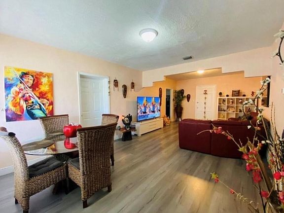 4th image of 4201 SW 25th St