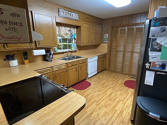 3rd image of 400 E Tierra Dr