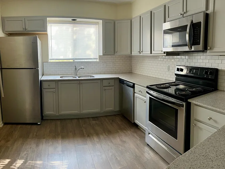 300 Lucy Ln — Photo 2