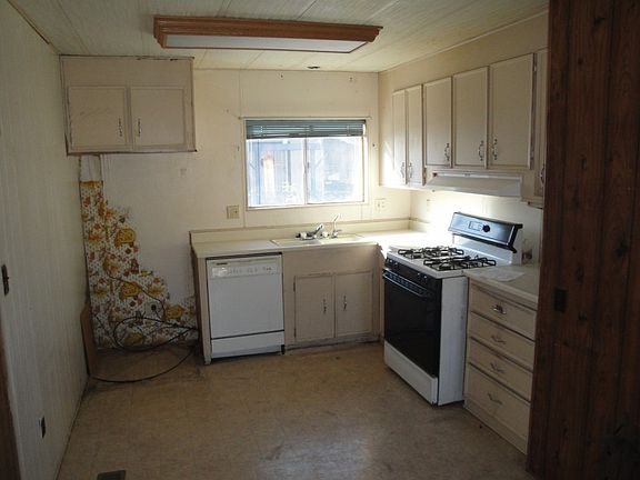2nd image of 870 Roadrunner Dr