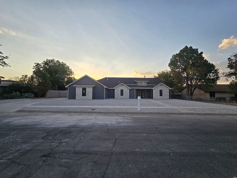 1st image of 805 Hall Dr