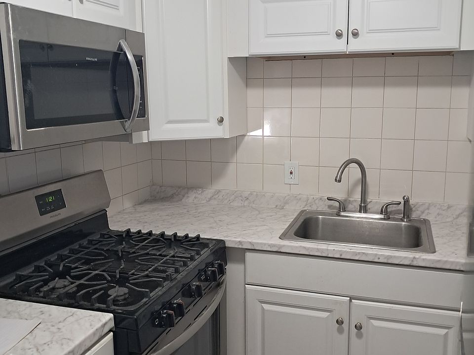 1st image of 521 Smithfield Rd #204