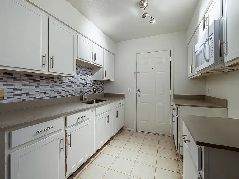 Meridian 21 Apartments — Photo 31