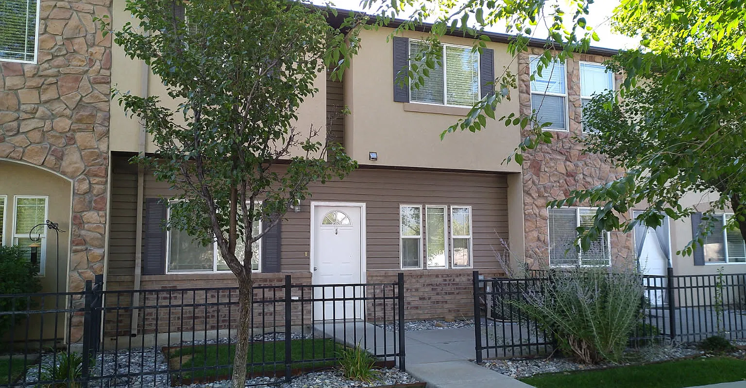 3 bed, 2.5 bath, 1383 sqft, $1,600 — Photo 2