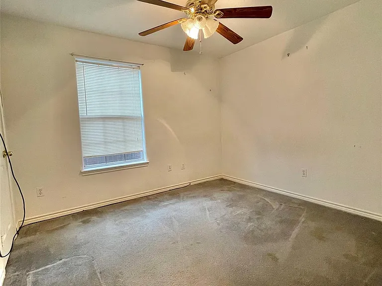 704 Manor Dr — Photo 17
