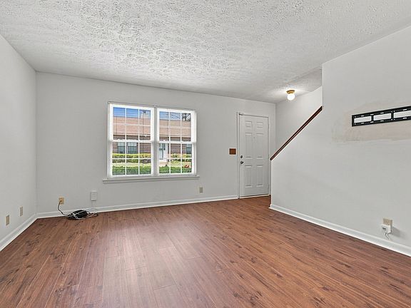 3rd image of 264 Mayflower Ln N