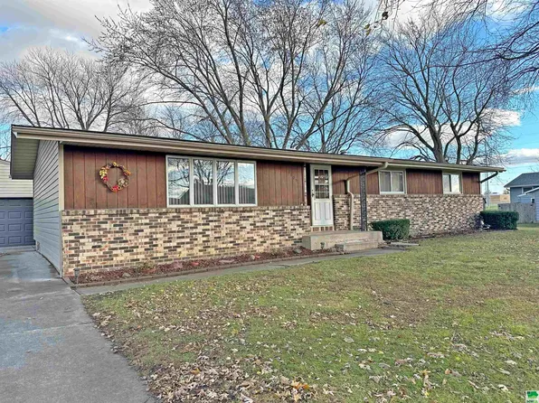 1105 Oneida St, Storm Lake, IA 50588