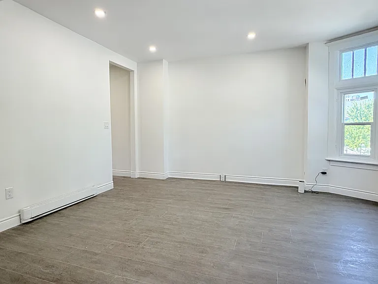 691 Ouellette Ave #6 — Photo 5