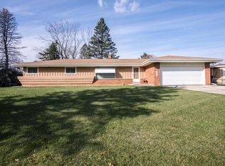 5895 S Saint Andrews Dr, New Berlin, WI 53146
